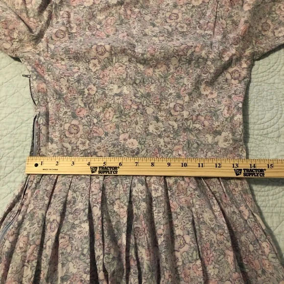 Vintage Laura Ashley lilac floral print prairie cottage dress. Size 8. - Picture 10 of 14